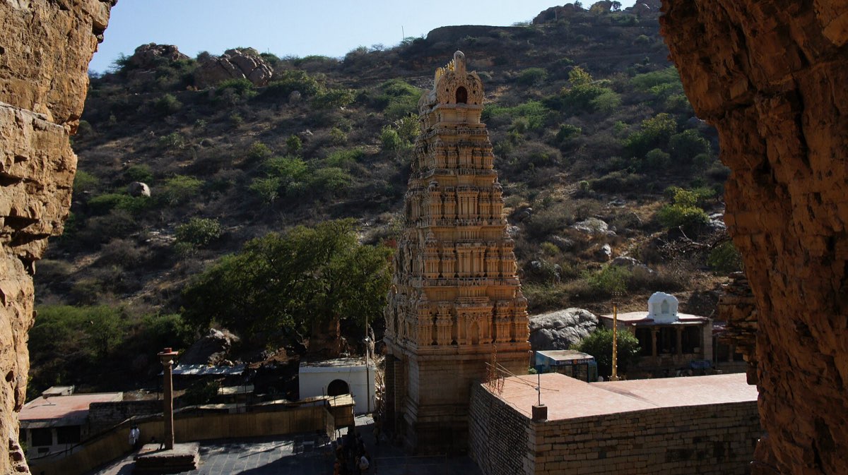 The gopuram of the Yaganti temple against its cliffs
